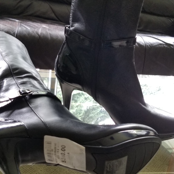 Ladies boots - Picture 1 of 2